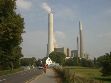 Voerde-Götterswickerhamm : Dammstraße, im Hintergrund das Steag Kraftwerk